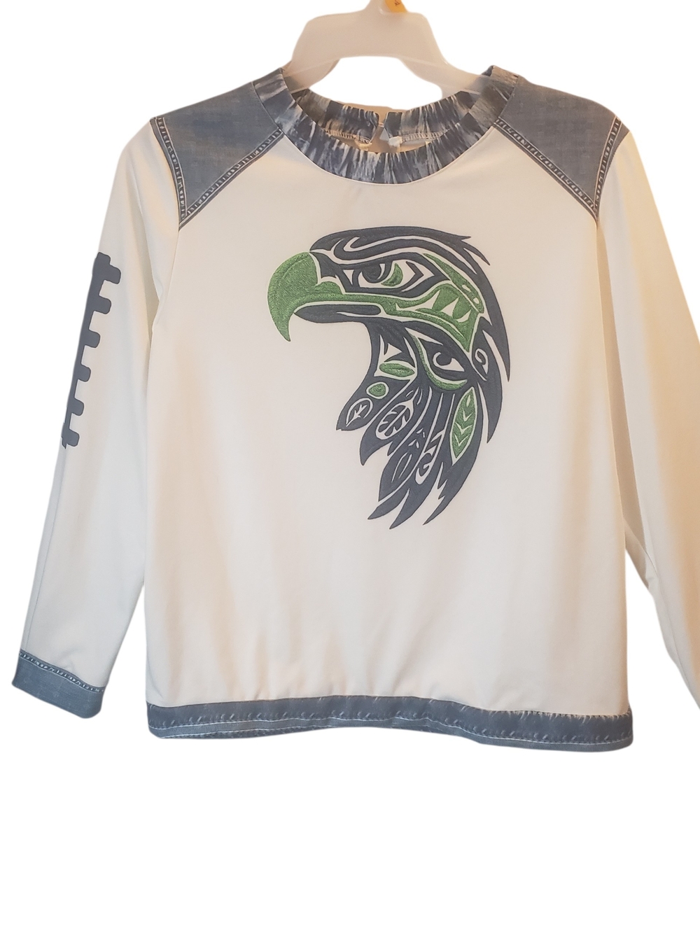 Seattle Seahawks XL top Pacific Northwest Native American tribal style art. New